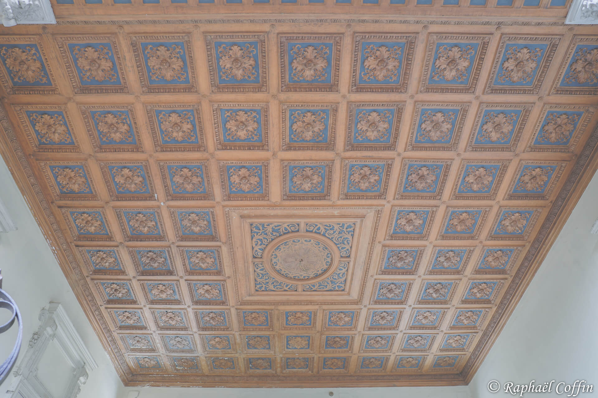 Plafond en bois finement décoré de la villa Margherita