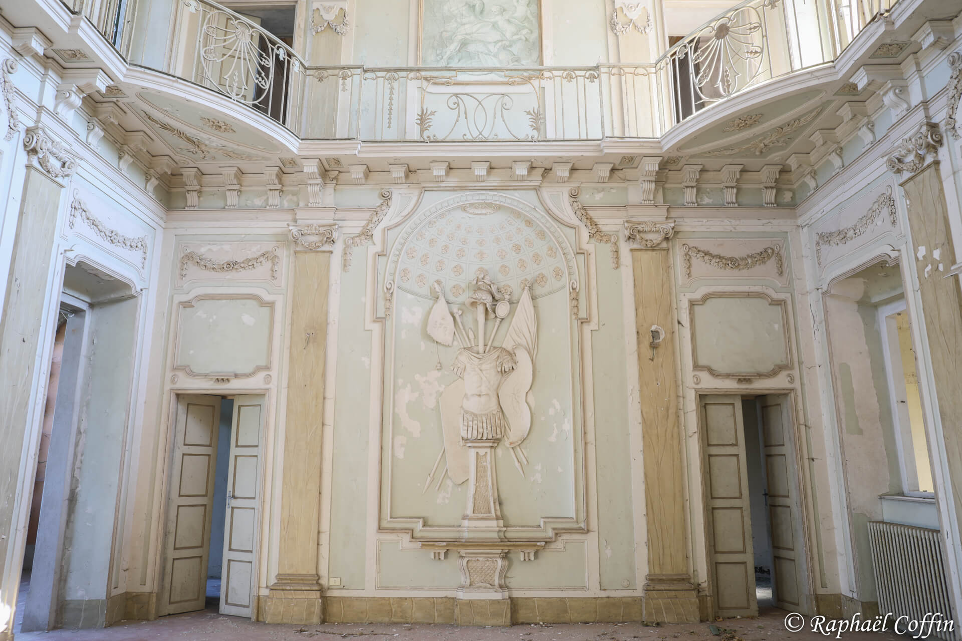 Deuxième vu de la pièce principale avec la même sculpture