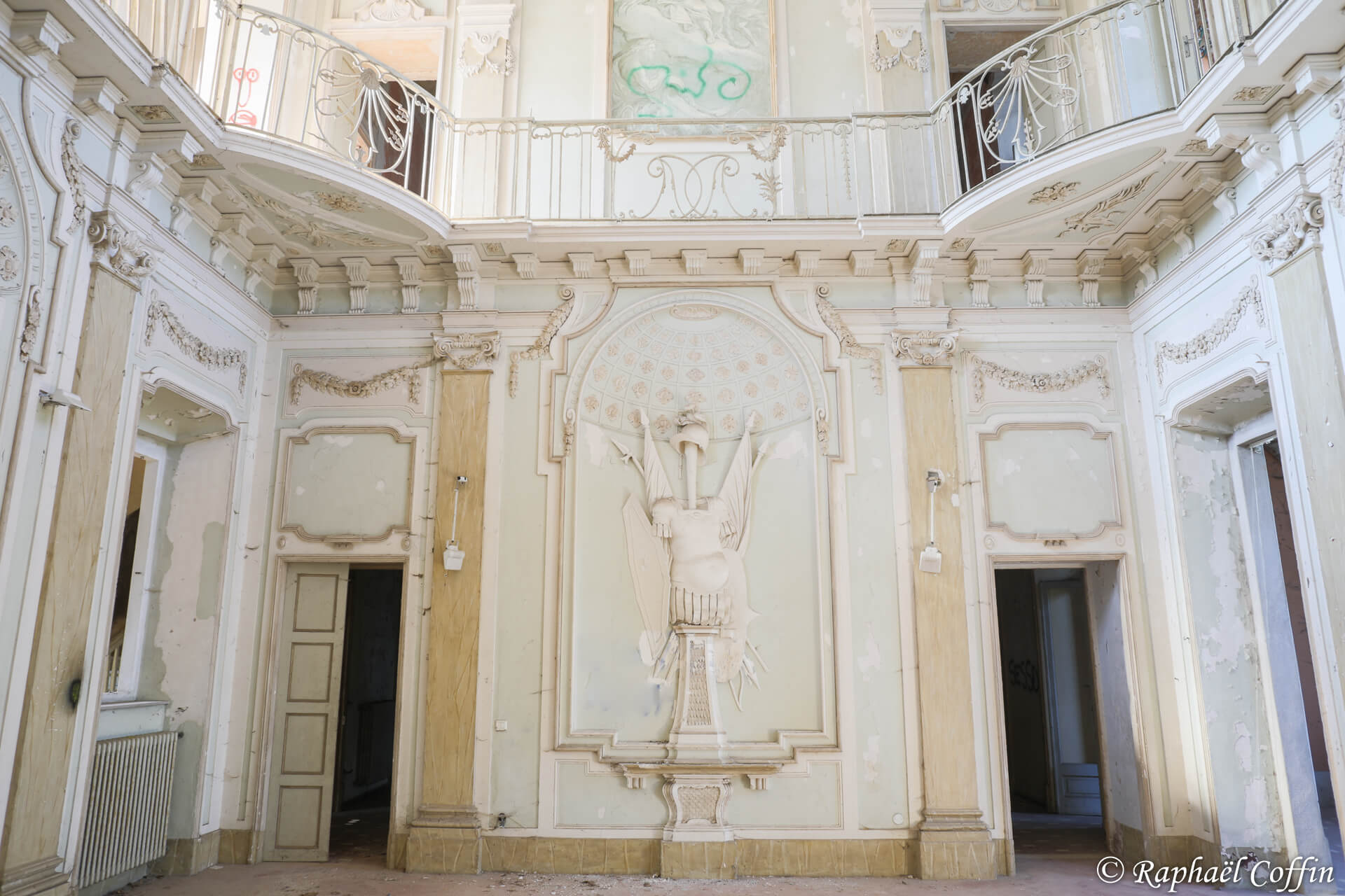 Pièce principale de la villa Mint avec une grande sculpture tout en relief