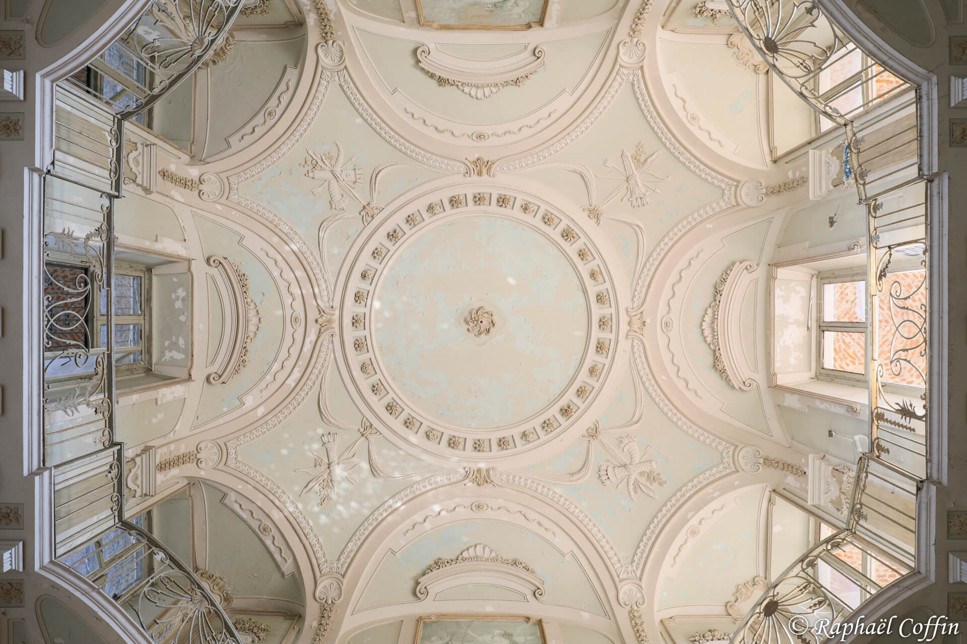 Plafond de la pièce principale de la villa Mint