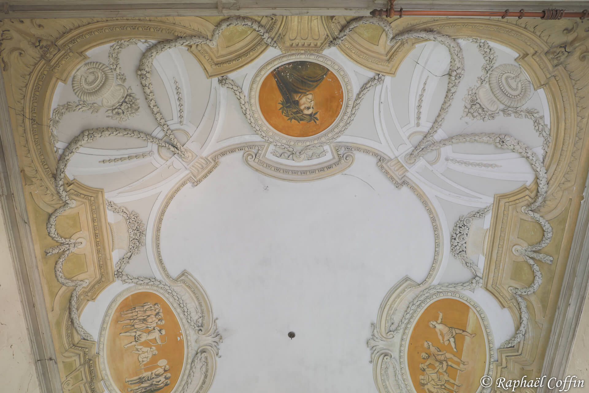 Plafond peint avec des reliefs