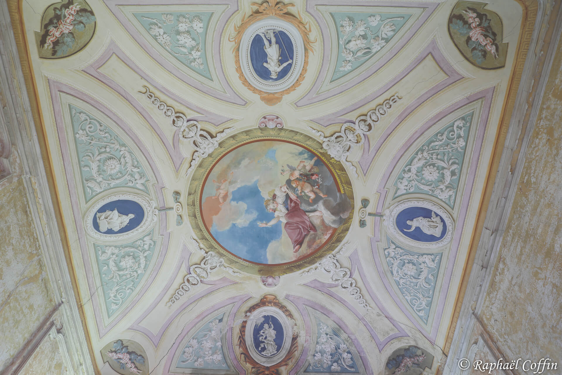 Plafond peint dans une des pièce de la villa avec une fresque au milieu représentant des anges