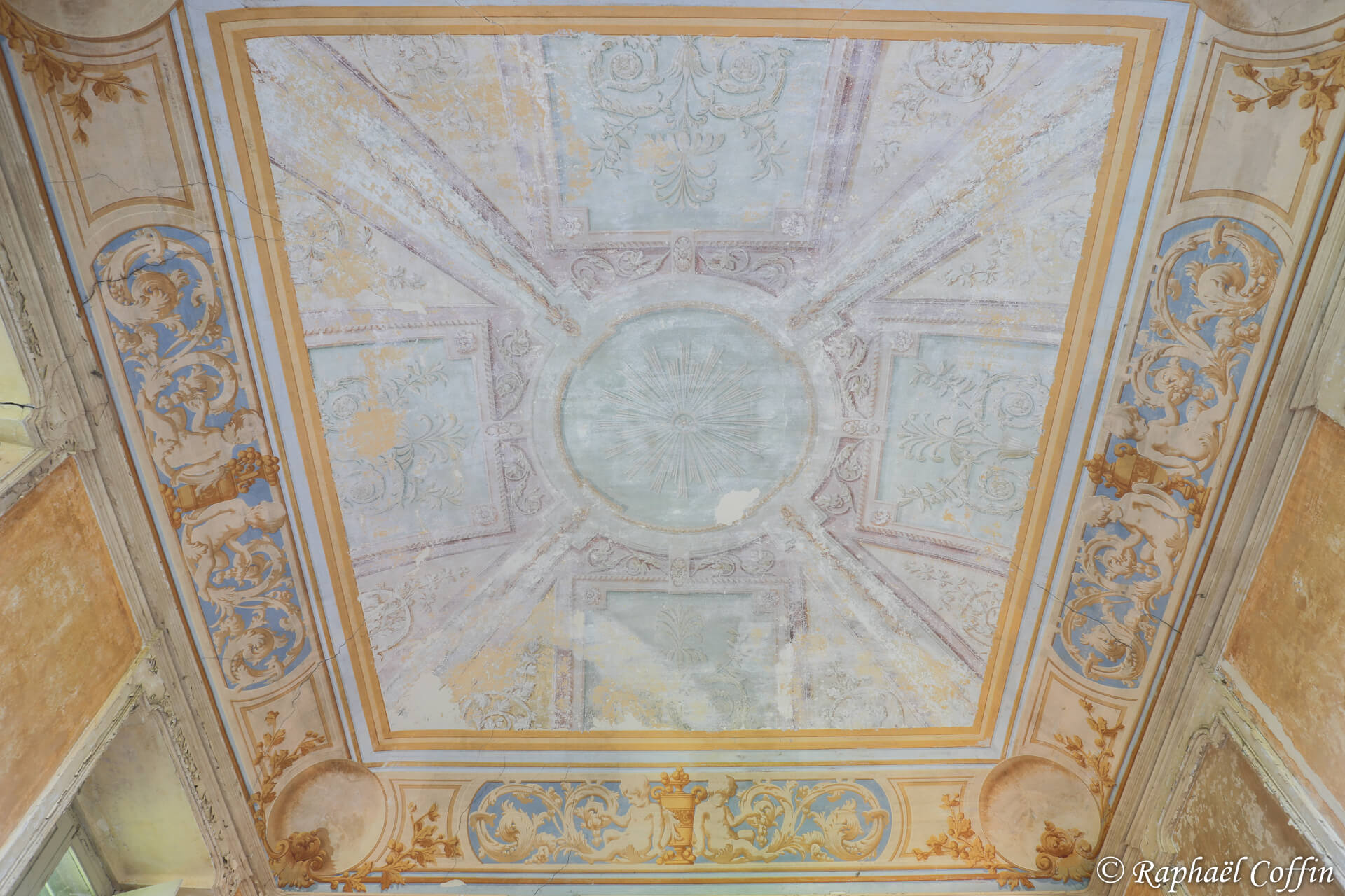 Très beau plafond peint avec la peinture qui s'écaille