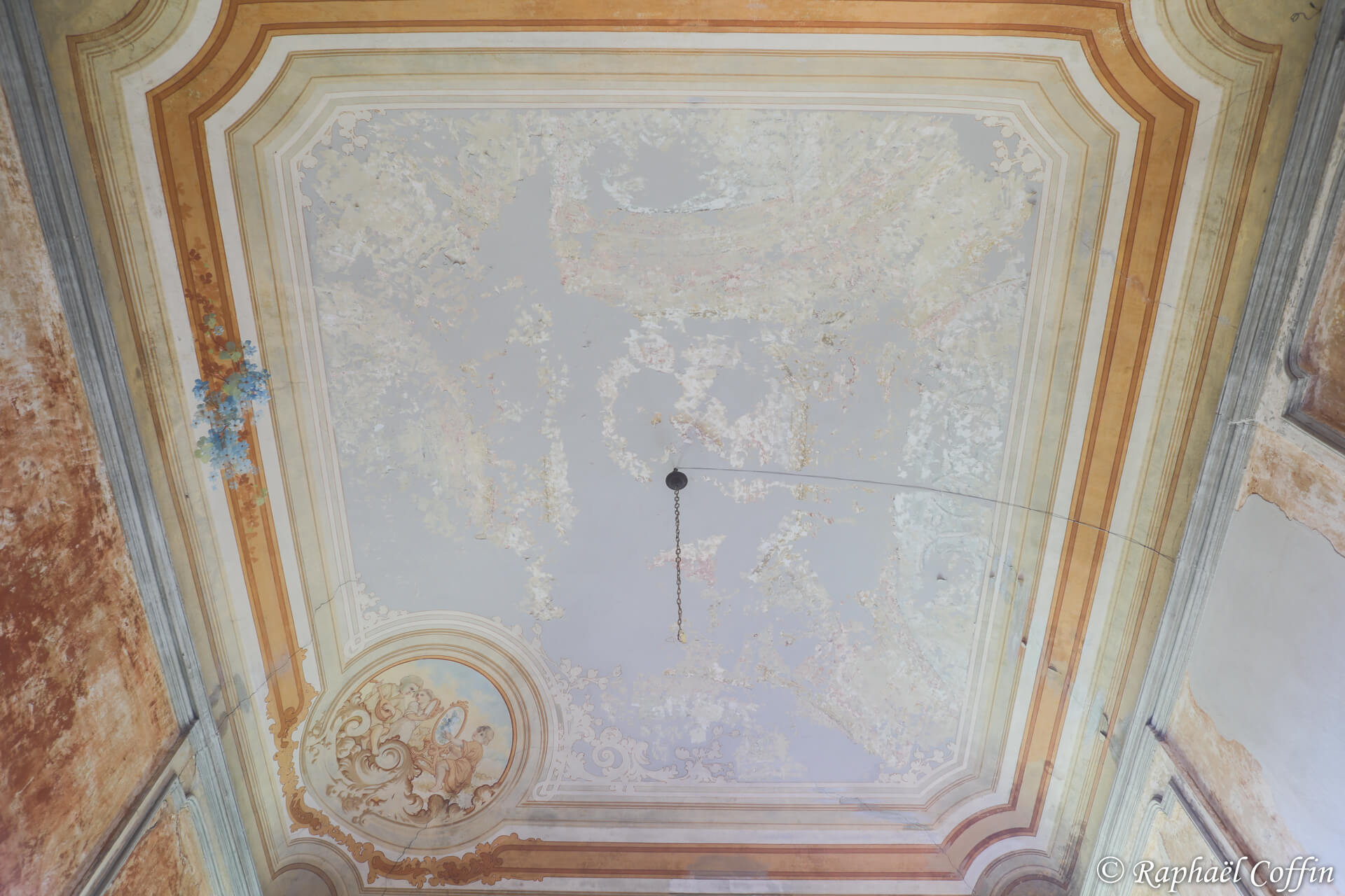 Plafond peint de façon assez sobre