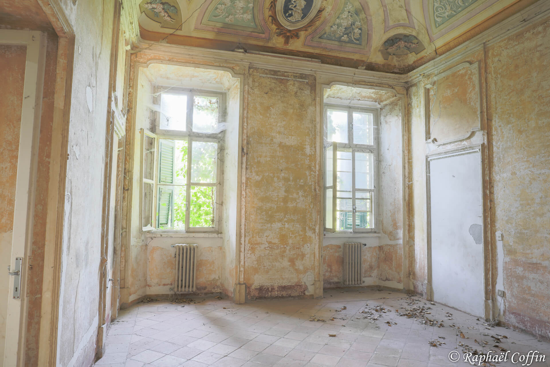 Troisième pièce de la villa Mint avec un beau plafond peint