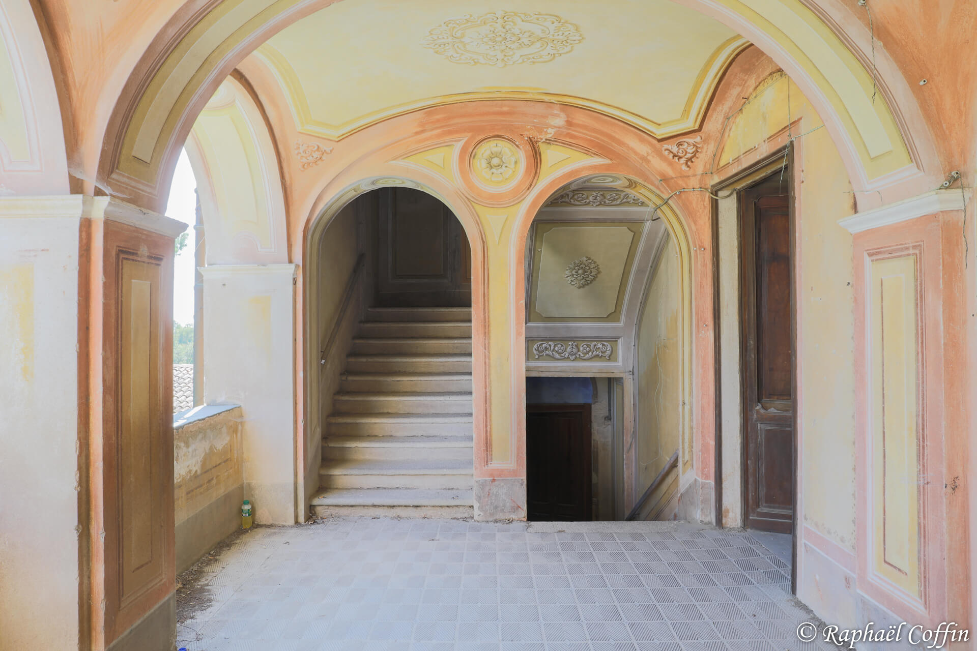 Petite partie du couloir menant aux escaliers