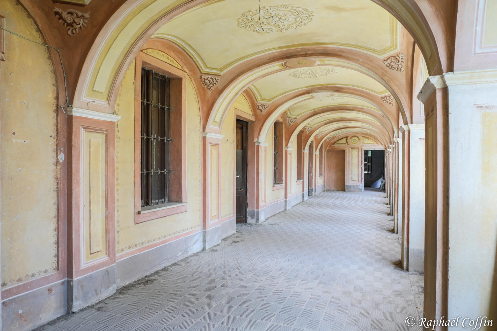 Couloir extérieur de la villa richement peint