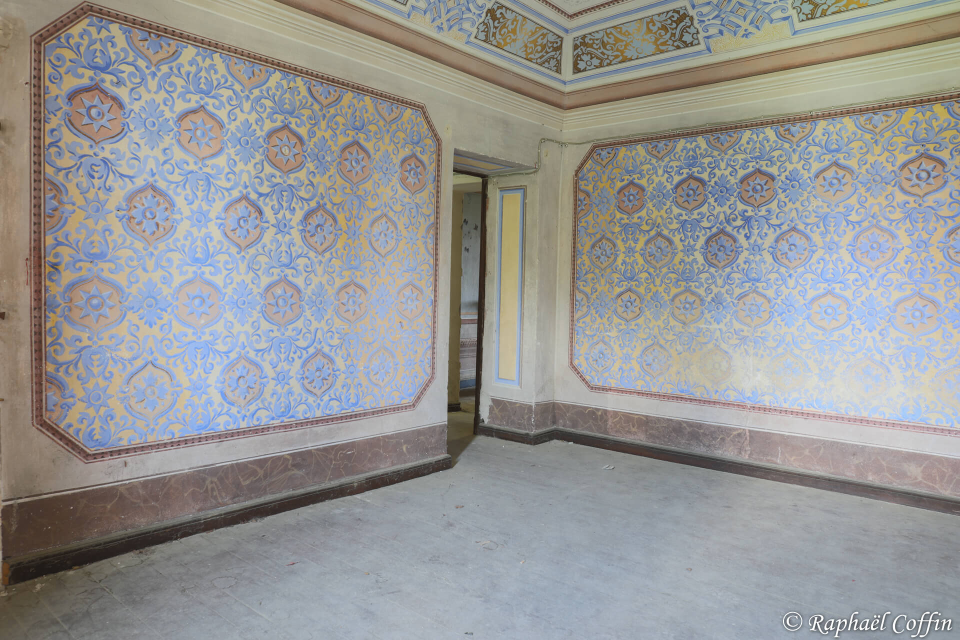 Autre petit pièce de la villa avec des mosaïques bleues