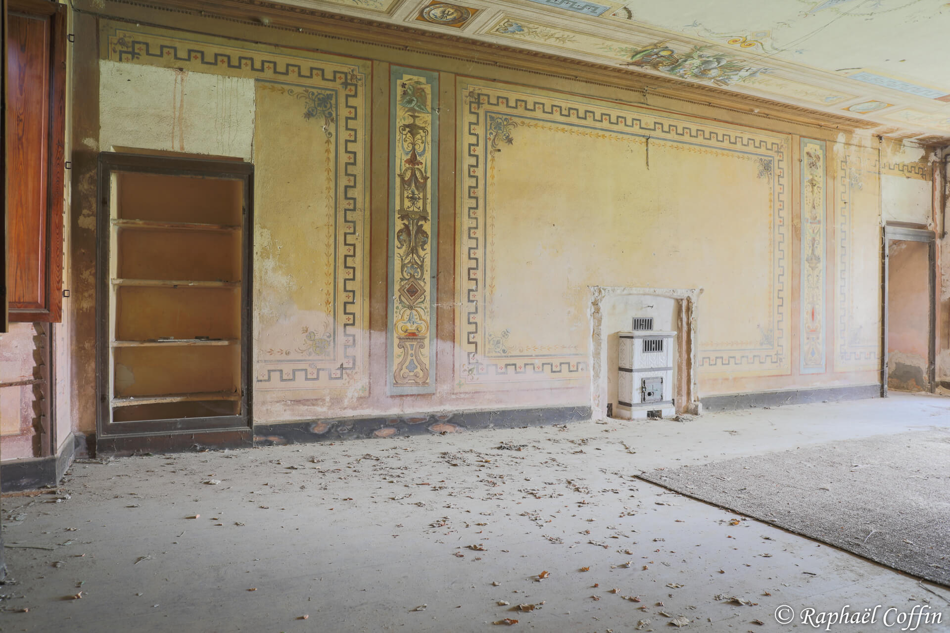 Pièce avec des murs peints et un poêle central