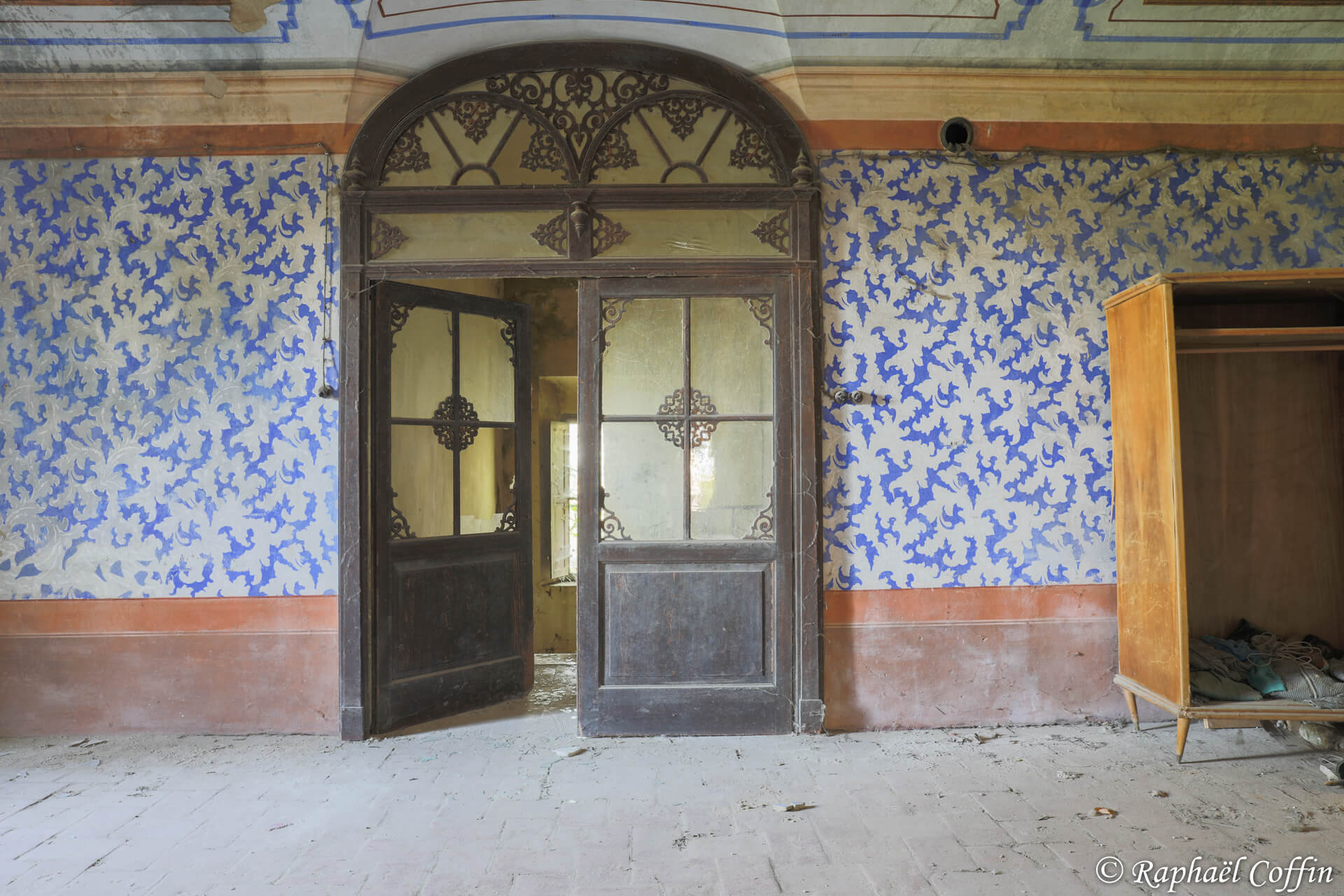 Grand porte menant aux escaliers de la Villa dell’Allenatore