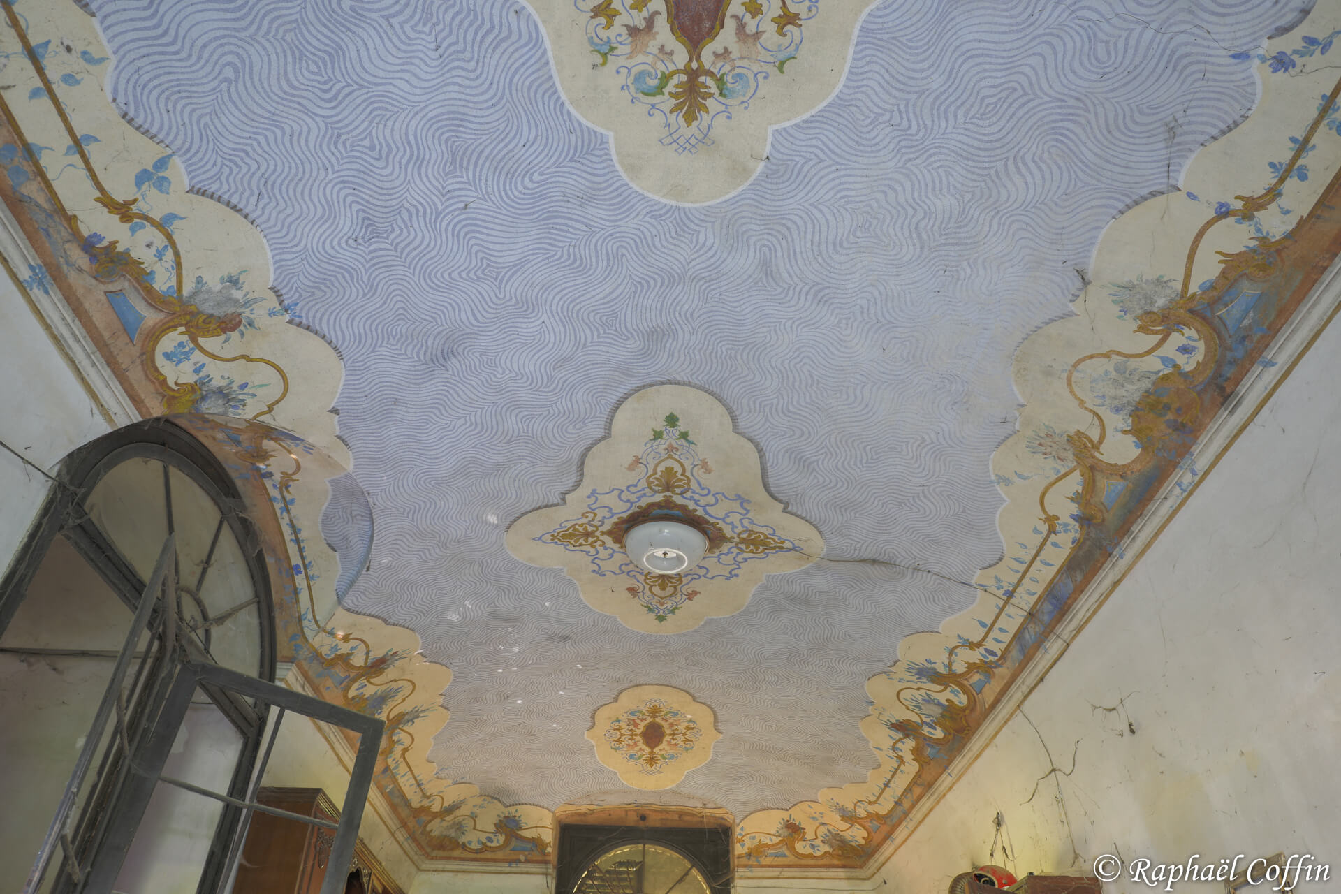 Plafond peint dans une villa abandonnée en Italie