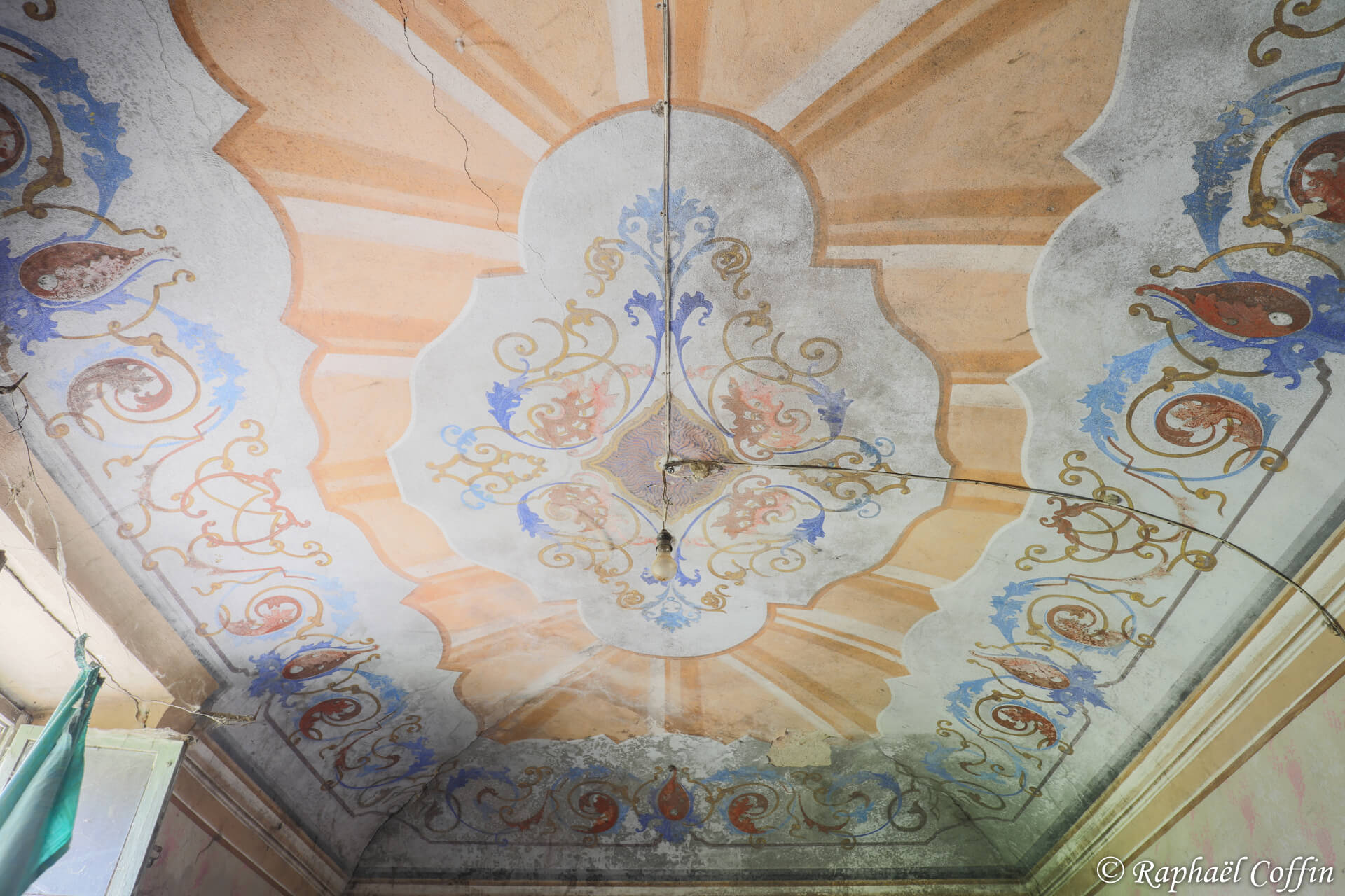 Magnifique plafond peint dans une ancienne villa