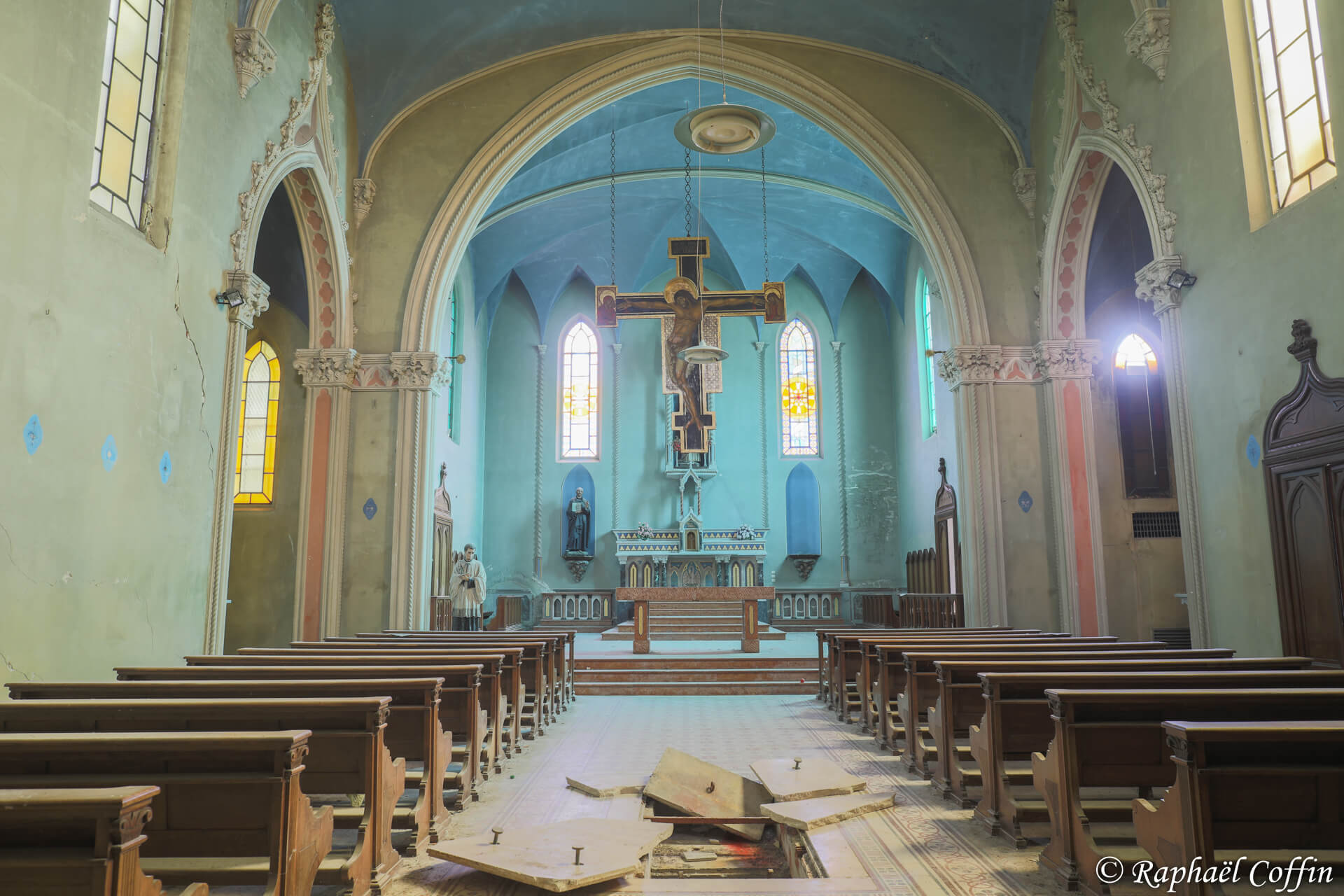 Tombeau ouvert dans une chapelle abandonnée