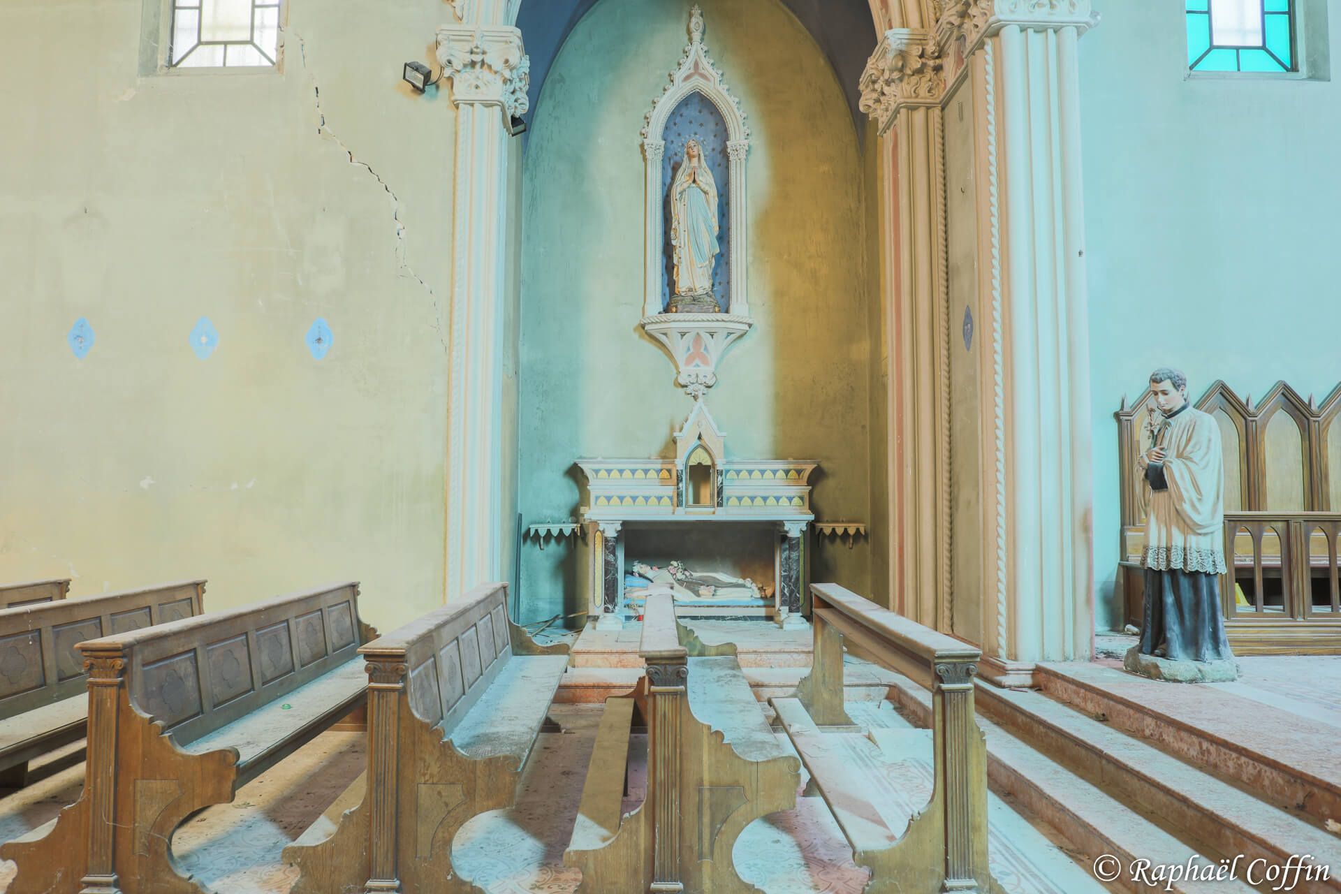 Rangée de sièges de la chapelle