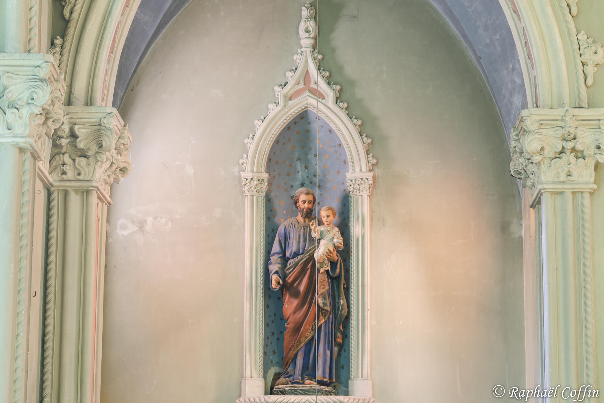 Statue représentant Jésus tenant un enfant