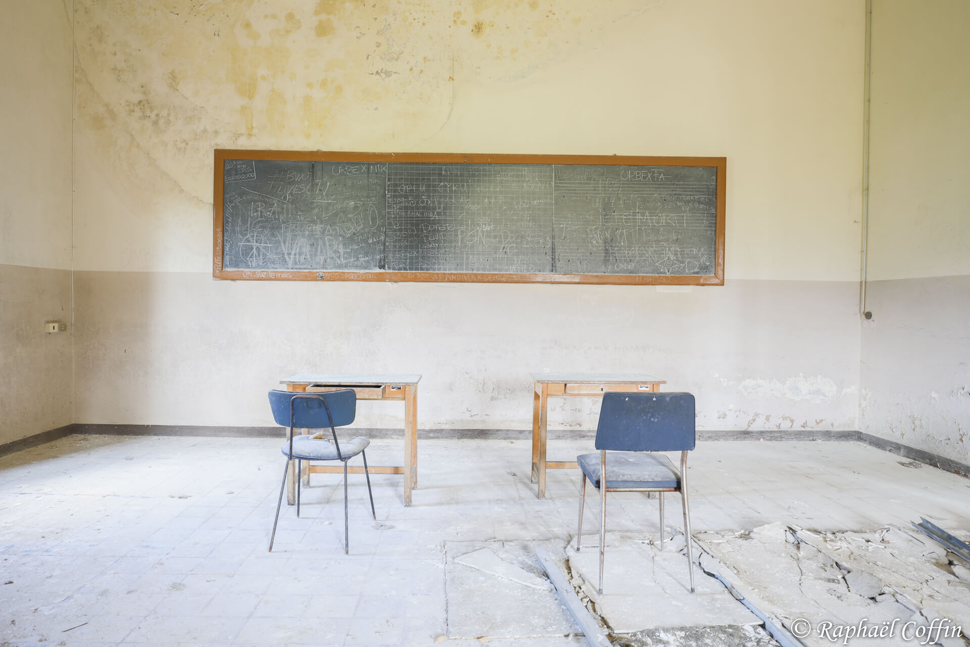 Salle de classe dans une église abandonnée