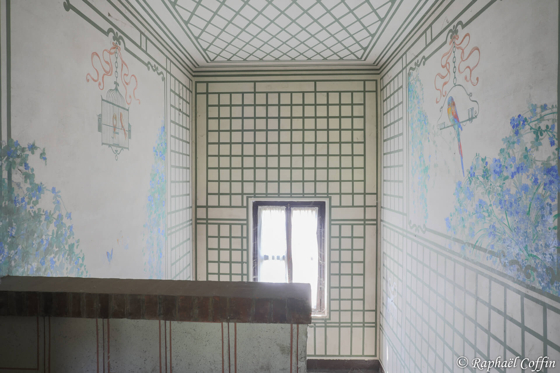 Couloir menant à la partie haute avec de jolie fresques