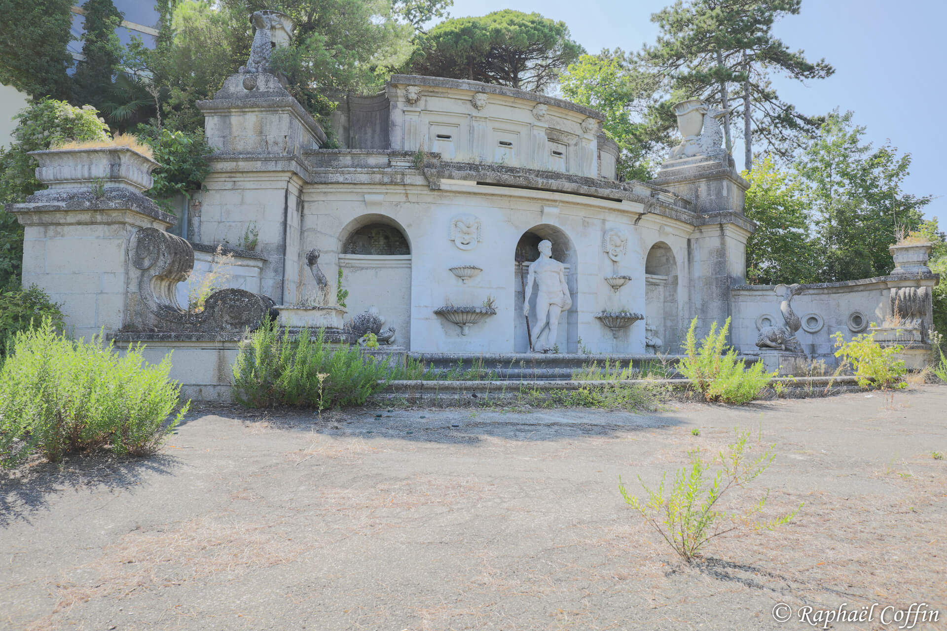 Grand bassin avec des statues grecs dans une discothèque abandonnée