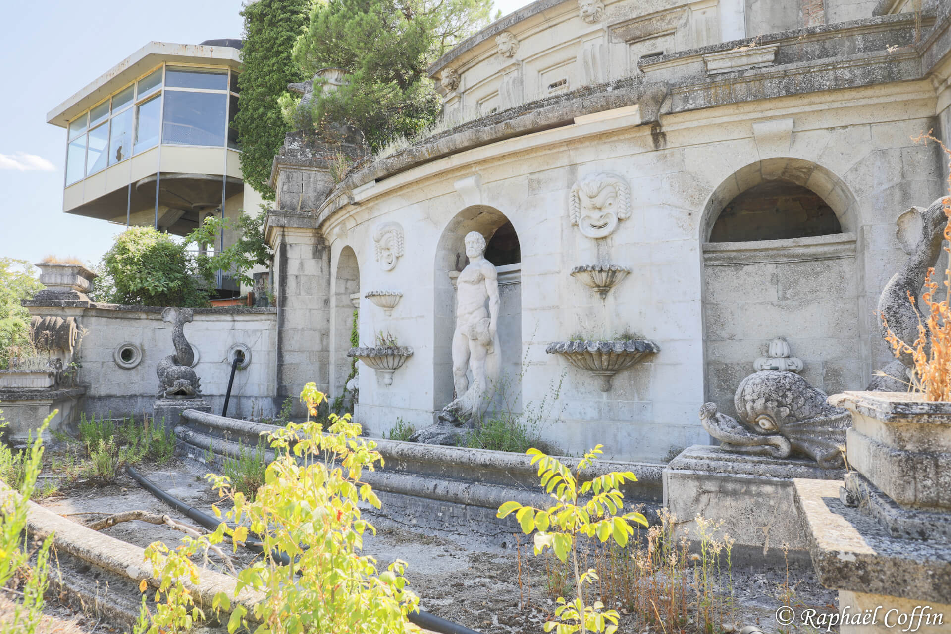 Statues du jardin de la discothèque