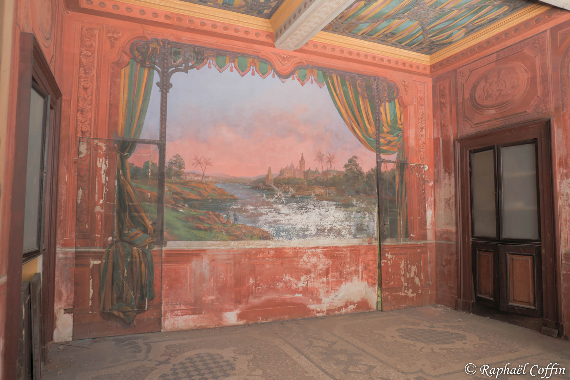 Fresque dans les teintes rouge représentant un paysage avec un fleuve et château