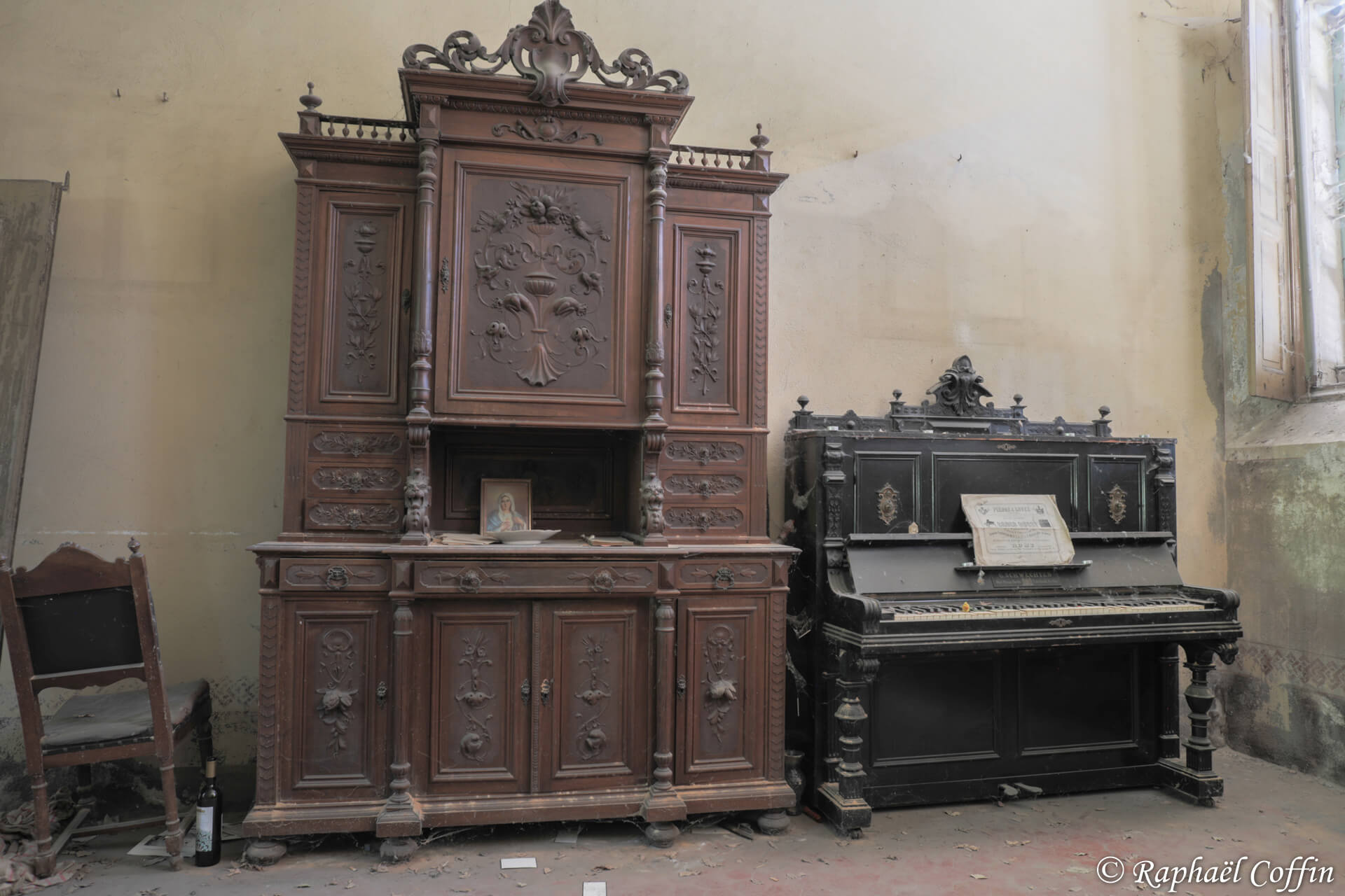 Magnifique meuble en bois ancien avec un piano noir dans une villa Italienne abandonnée.
