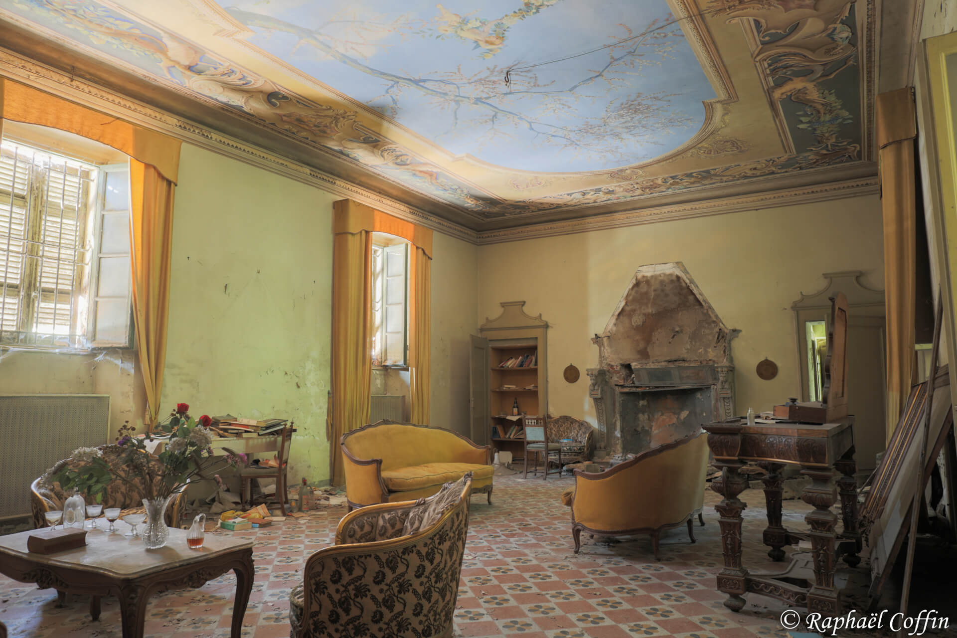 Pièce principale du Palazzo d’Oro avec des canapés et de nombreux objets abandonnés.