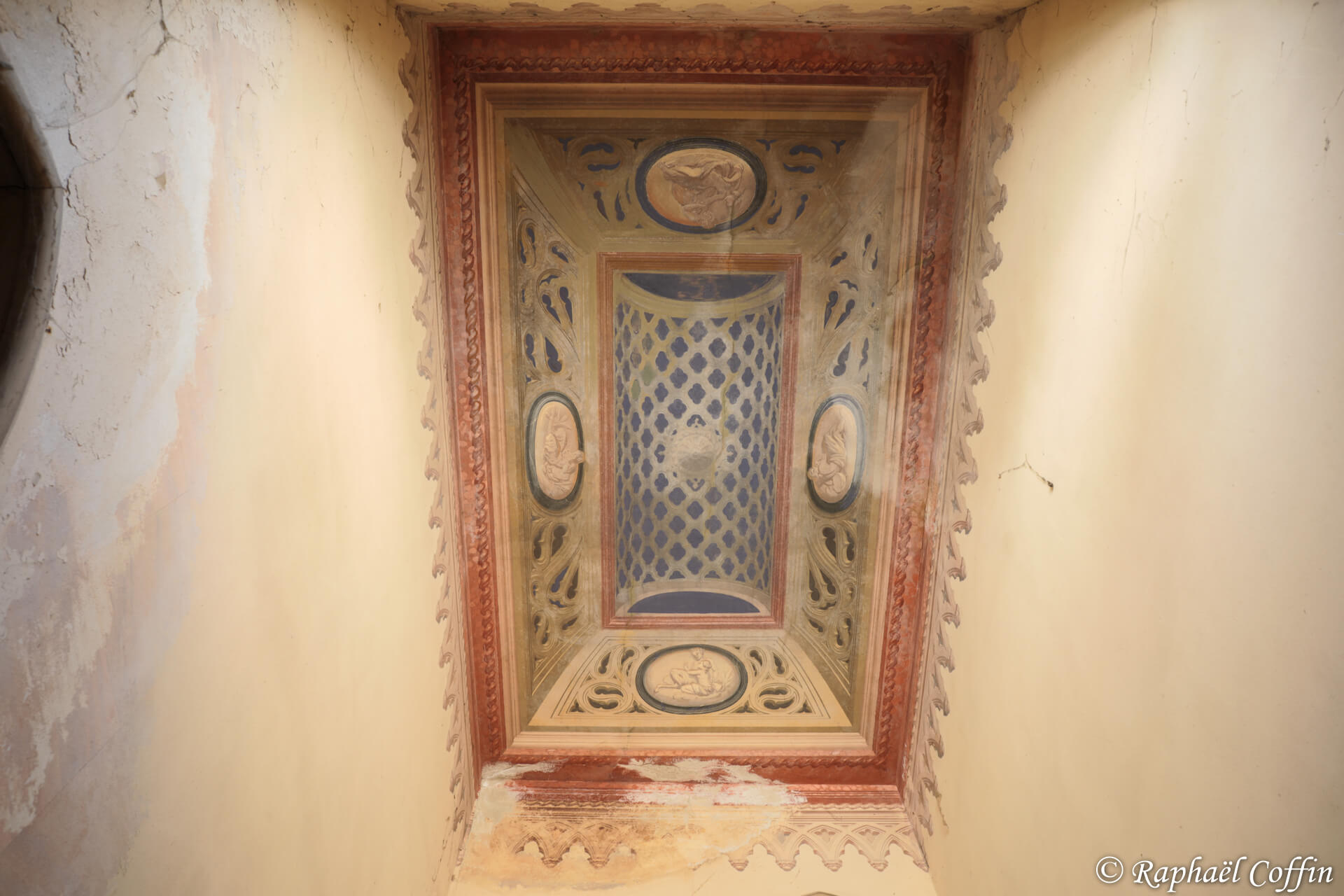 Plafond du petit escalier, peint en trompe l'œil.