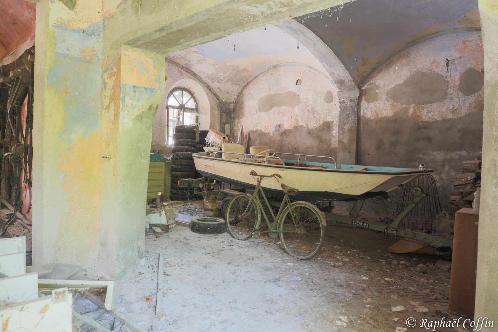 Petit bateau avec un vélo adossé contre dans une villa abandonnée.