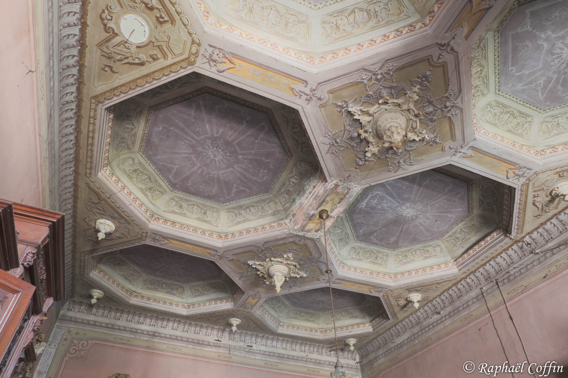 Plafond finement ouvragé dans le Palazzo dell’alchimista.