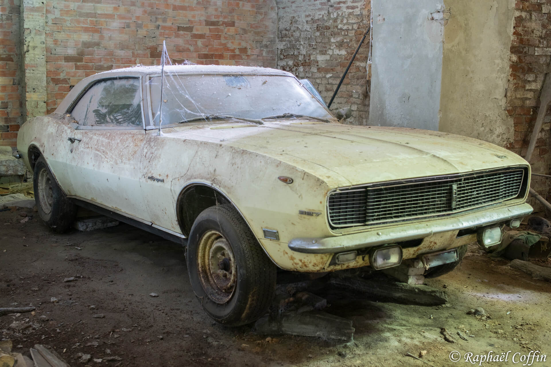 Vieille voiture de sport abandonnée dans un palace en Italie.