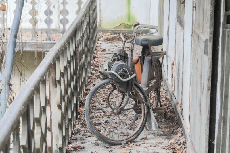 Vieux solex abandonné