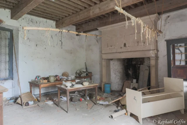 📍 Château NBAExploration disponible sur mon site, lien dans ma bio.#decay #urbexoccitanie #urbex #rurex #explorationurbaine #ig_urbex #occitanie #exploration #forgotten_republic #forgotten #abandon #abandonnedafterdark #castle #urbexfrance #urbex_europe_  #urbex_supreme #urbex_utopia #urbanexploration #abandoned_house #bestabandoned #urbexphotography #lostplaces