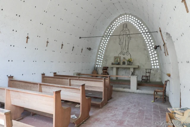 📍 Clinique bric-à-bracUne ancienne petite clinique perdue en montagne, avec une particularité que je ne m’attendais pas forcément à trouver : une petite chapelle aménagée au dernier étage.C’est justement cette pièce que j’ai choisi de mettre en avant pour cette publication, assez différente du reste de l’établissement.L’exploration complète est disponible sur mon site — lien dans ma bio.#urbex #urbexfrance #urbexoccitanie #rurex #urbexeurope