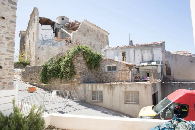 Le château de Pomas après la tornade du 24 août 2026

Vers 17 h, une tornade de type EF3 a traversé la commune, avec des vents estimés autour de 200 à 240 km/h et une trajectoire de 6 km.

Le bilan matériel est considérable : 330 habitations sur 496 ont été touchées, dont une centaine rendues inhabitables ou très lourdement endommagées.

Le château de Pomas a lui aussi été gravement atteint. Inscrit au titre des monuments historiques depuis 1948, il est placé sous instance de classement le 9 septembre 2026, afin d'assurer sa sauvegarde et sa mise en sécurité.